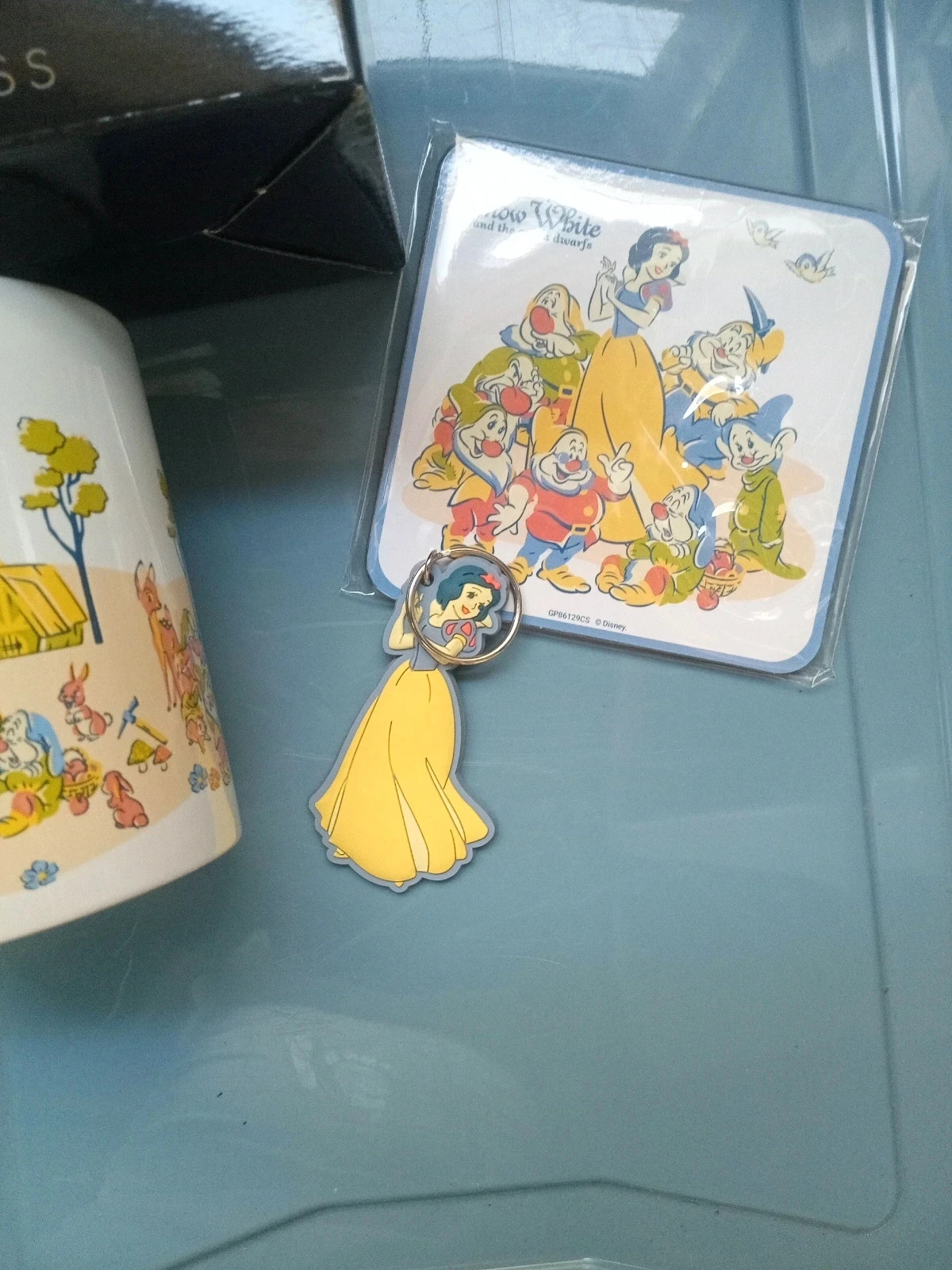 Set de regalo Disney Princesa Blancanieves (Taza, Posavasos, Llavero) – photo 3